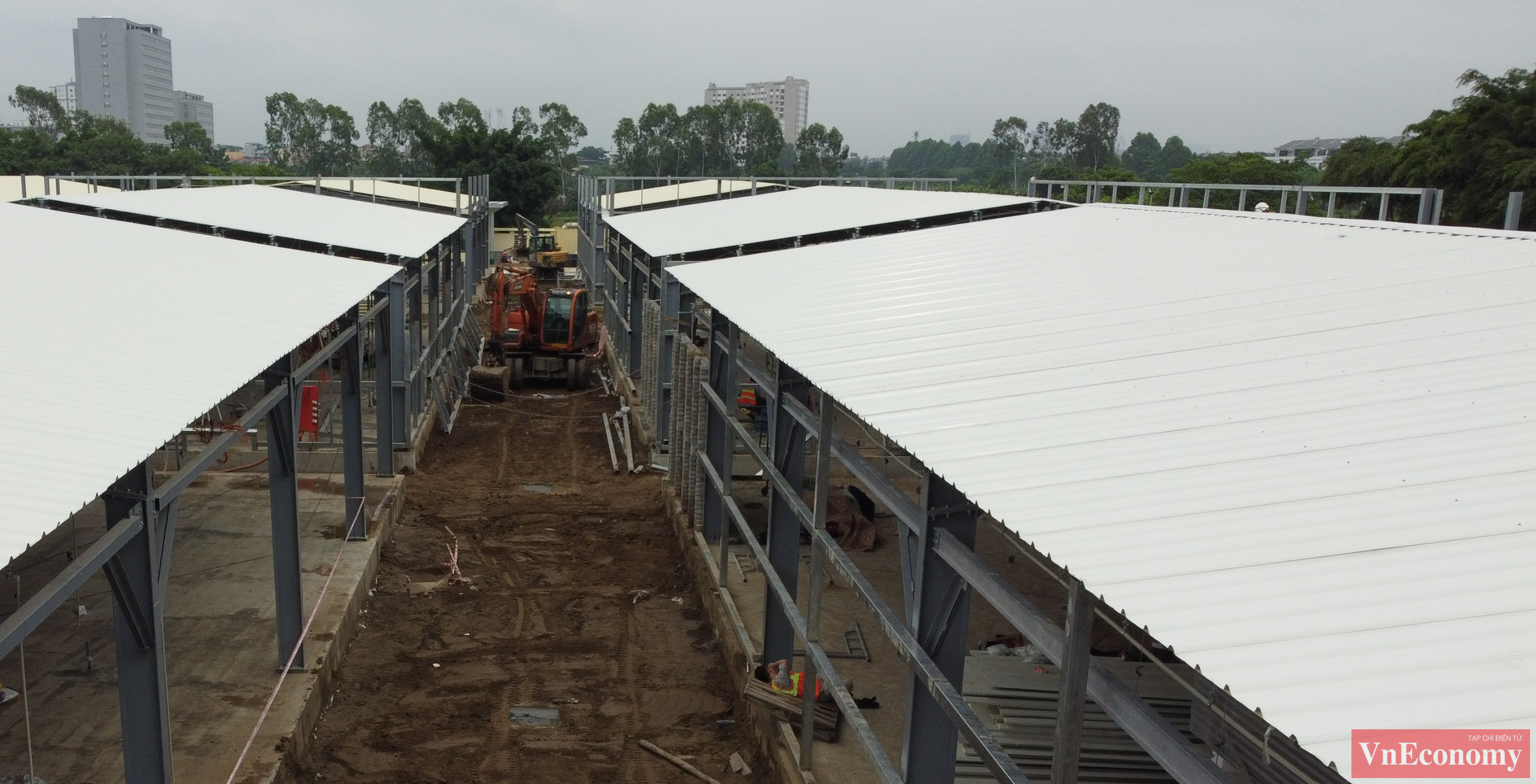 Để đạt được tiến độ, toàn bộ công nhân đã thi công ngày đêm, chia làm 3 ca, mỗi ca có khoảng 400 - 500 công nhân viên làm việc.
