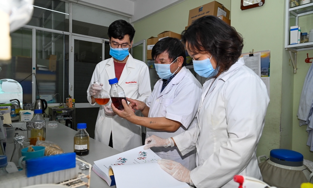 PGS.TS.NCVCC. Lê Quang Huấn (đứng giữa) và các cộng sự nghiên cứu thuốc điều trị Covid-19