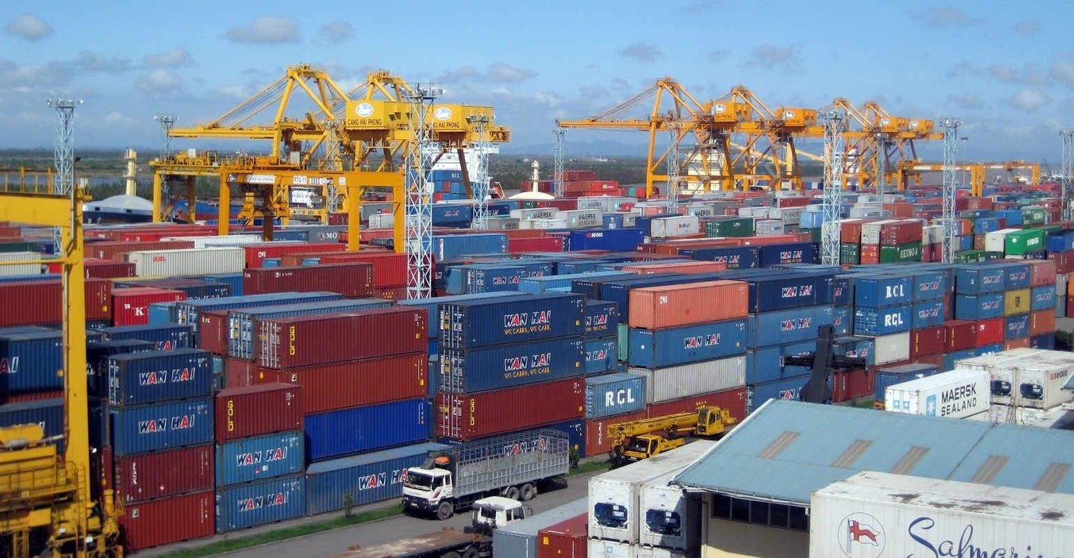 Áp dụng các biện pháp giãn cách dẫn đến ùn ứ container nhập khẩu. 