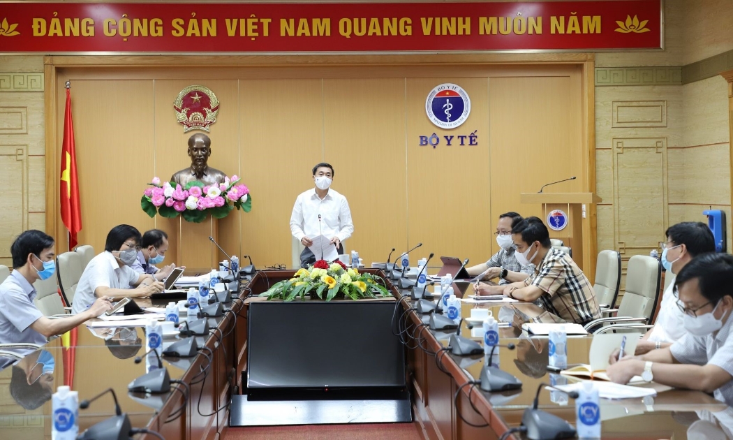 Thứ trưởng Bộ Y tế Trần Văn Thuấn đã chủ trì buổi họp trực tuyến ngày 11/8.