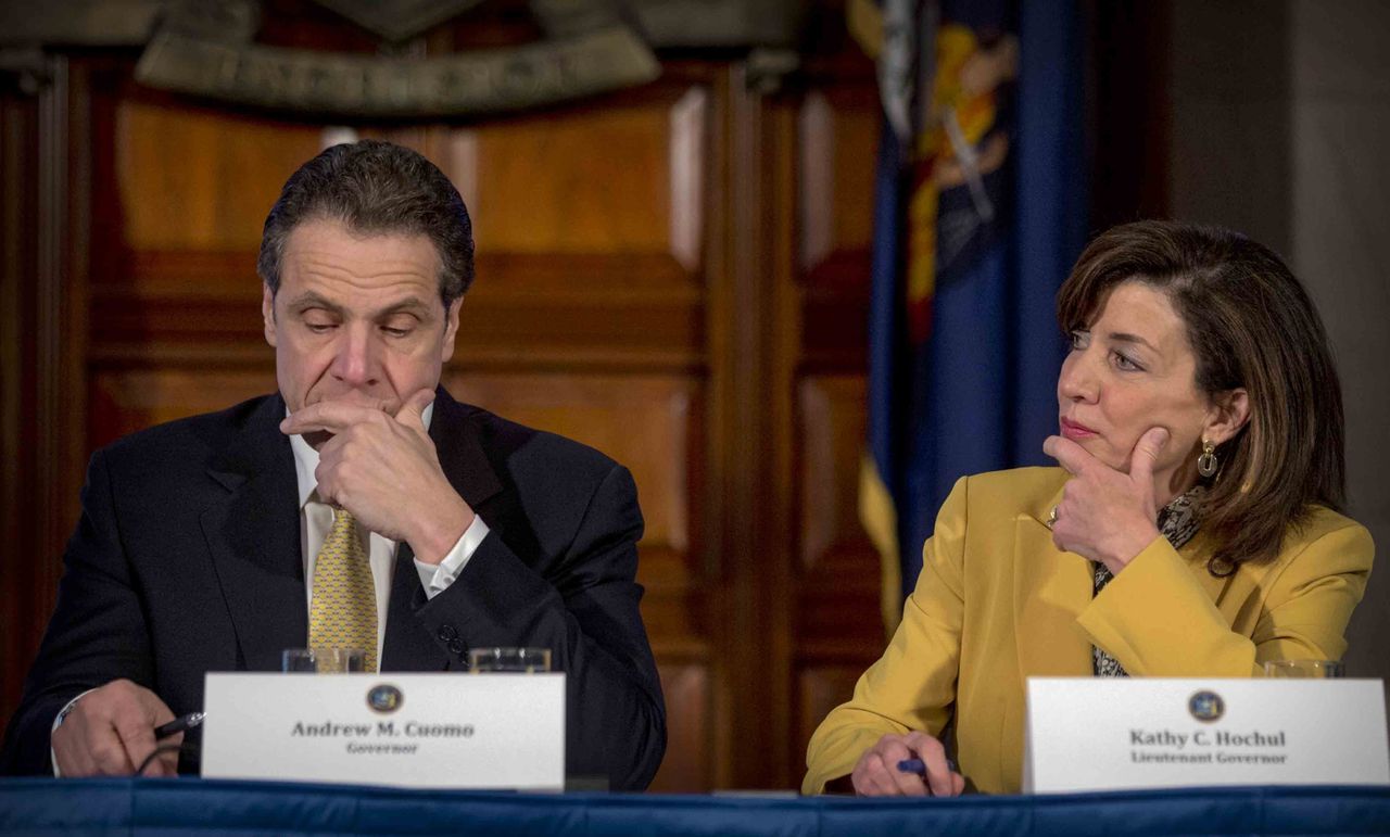 &nbsp;Thống đốc New York Andrew Cuomo (tr&aacute;i) v&agrave; Ph&oacute; thống đốc Kathy Hochul.