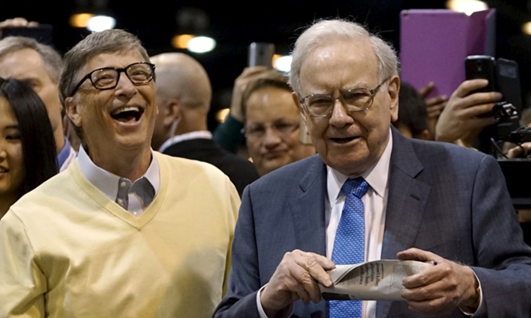 Bill Gates (trái) và Warren Buffett, hai trong số 10 người giàu nhất thế giới hiện nay.
