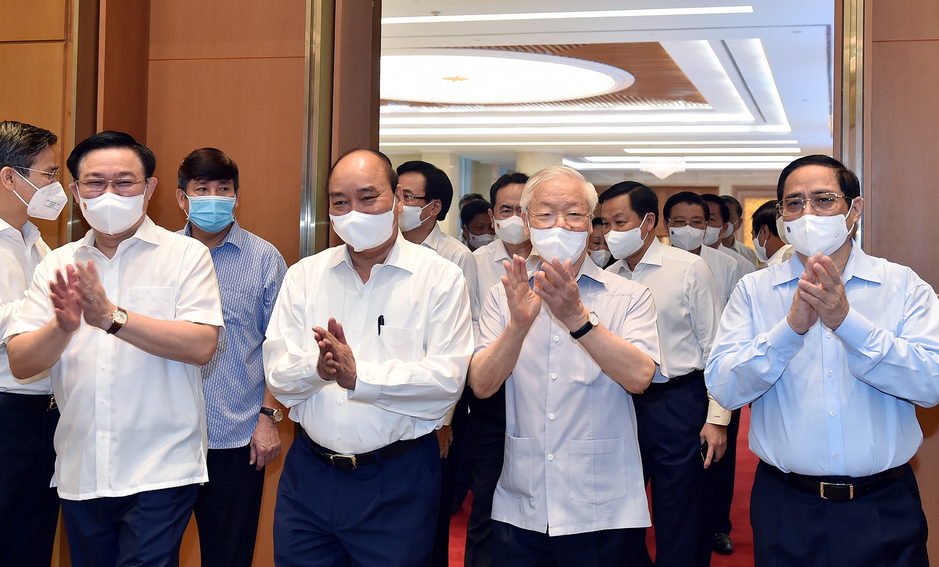 Từ trái sang phải: Chủ tịch Quốc hội Vương Đình Huệ, Chủ tịch nước Nguyễn Xuân Phúc, Tổng Bí thư Nguyễn Phú Trọng, Thủ tướng Chính phủ Phạm Minh Chính, tới dự Phiên họp - Ảnh: VGP/Nhật Bắc