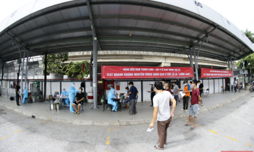 Hàng trăm lái xe luồng xanh được test nhanh Covid-19 tại bến xe Nước Ngầm
