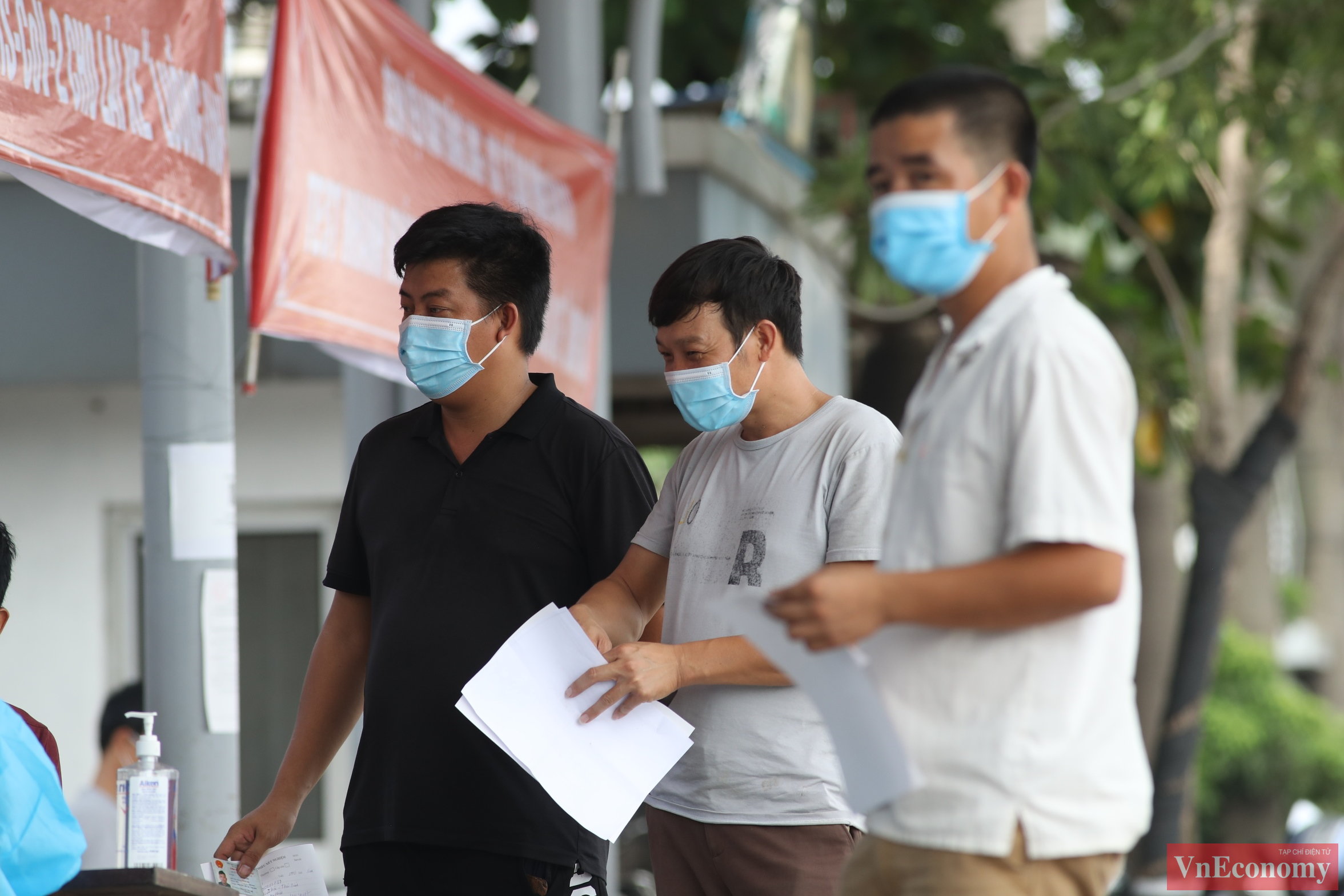 Tất cả t&agrave;i xế khi đến điểm x&eacute;t nghiệm phải mang theo mang theo căn cước c&ocirc;ng d&acirc;n (hoặc chứng minh nh&acirc;n d&acirc;n v&agrave; giấy nhận diện phương tiện ưu ti&ecirc;n theo 