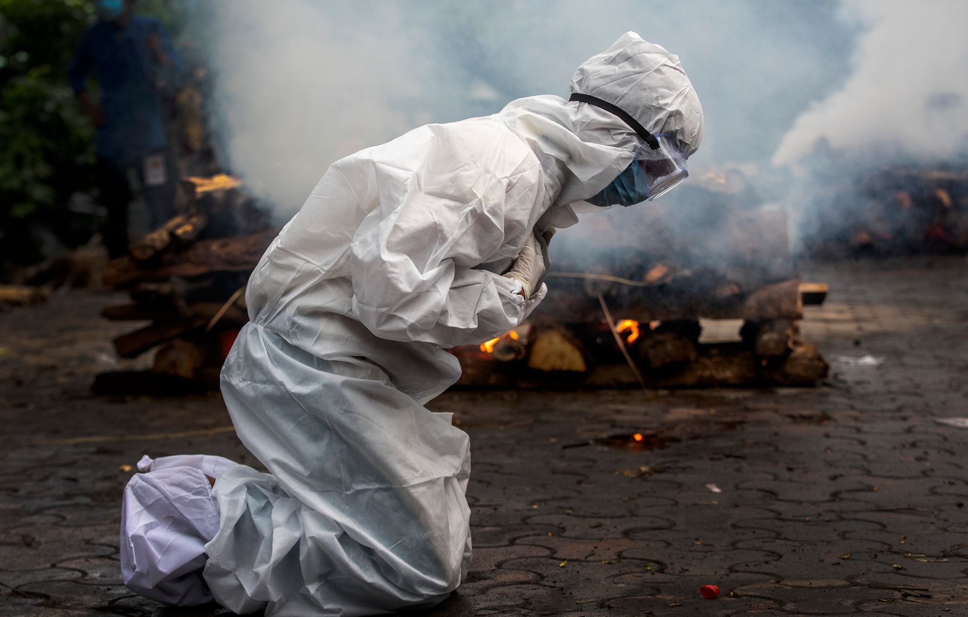 Một phụ nữ tại lễ hỏa táng người thân qua đời vì Covid-19 ở Gauhati, Ấn Độ vào tháng 7/2021 - Ảnh: AP