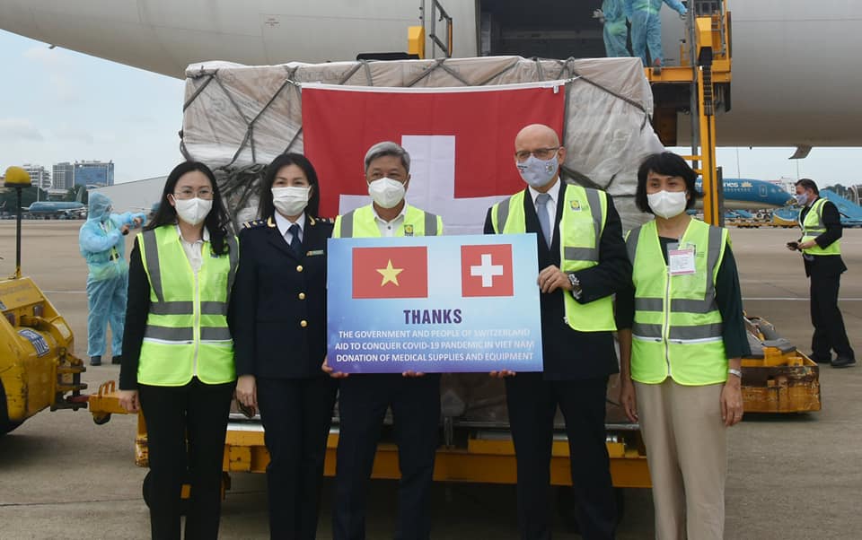 Thứ trưởng Bộ Y tế Nguyễn Trường Sơn tiếp nhận lô hàng viện trợ từ Chính phủ và nhân dân Thụy Sỹ.