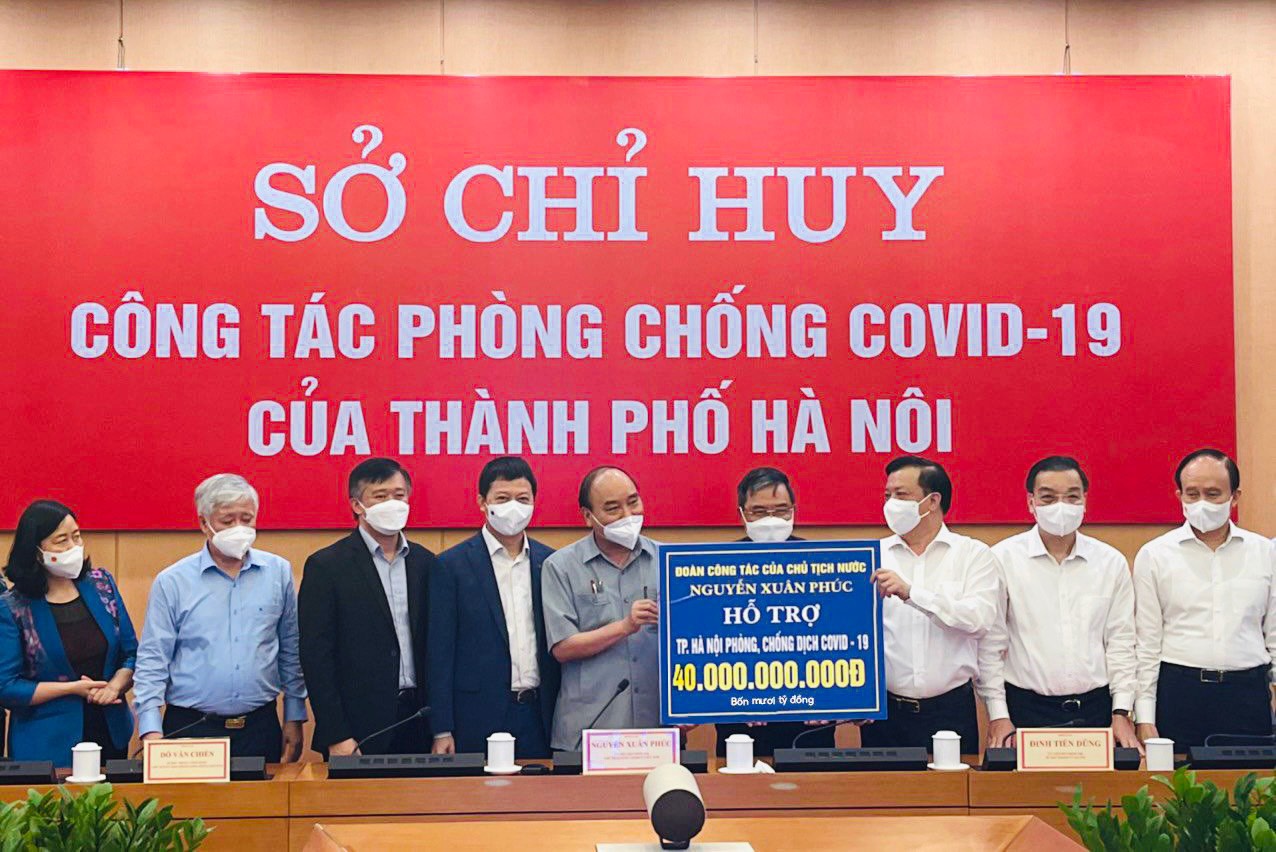 MB tham gia Đoàn công tác của Chủ tịch nước Nguyễn Xuân Phúc, hỗ trợ UBND Hà Nội, trao tặng 20 tỷ đồng góp phần cùng thủ đô trong công tác phòng, chống, đẩy lùi dịch bệnh.