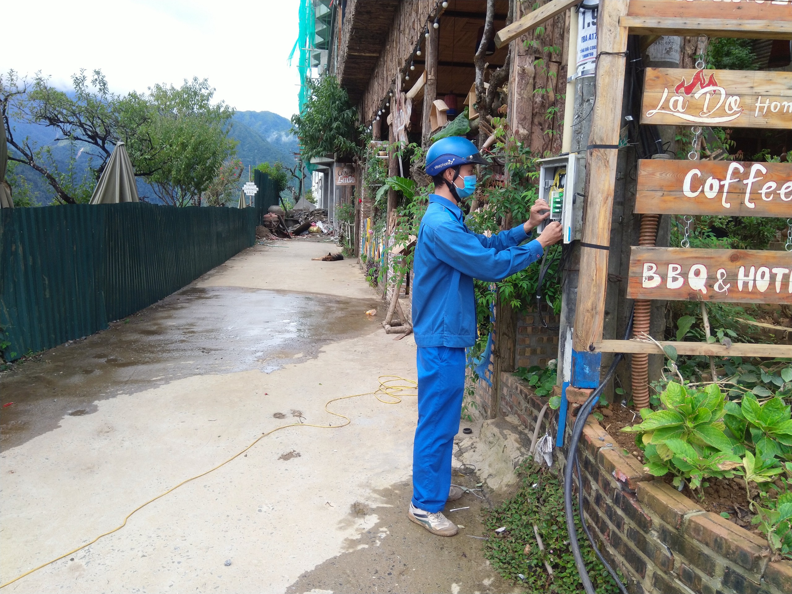 Người kỹ thuật viên dũng cảm Mai Đức Cảnh trong công việc hàng ngày tại SaPa.