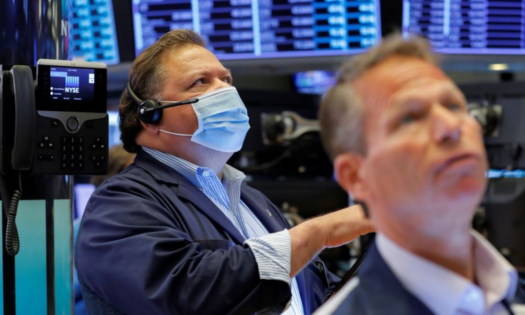 Các nhà giao dịch cổ phiếu trên sàn NYSE ở New York hôm 11/8 - Ảnh: Reuters.