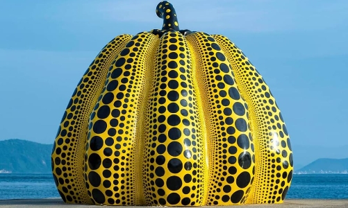 Trái “bí ngô vàng” trôi trên biển Nhật Bản là tác phẩm của ai?