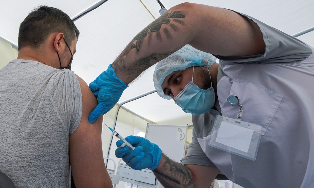 Tiêm phòng Covid-19 bằng vaccine Sputnik tại một cơ sở ở Moscơ, Nga, tháng 6/2021 - Ảnh: Reuters.