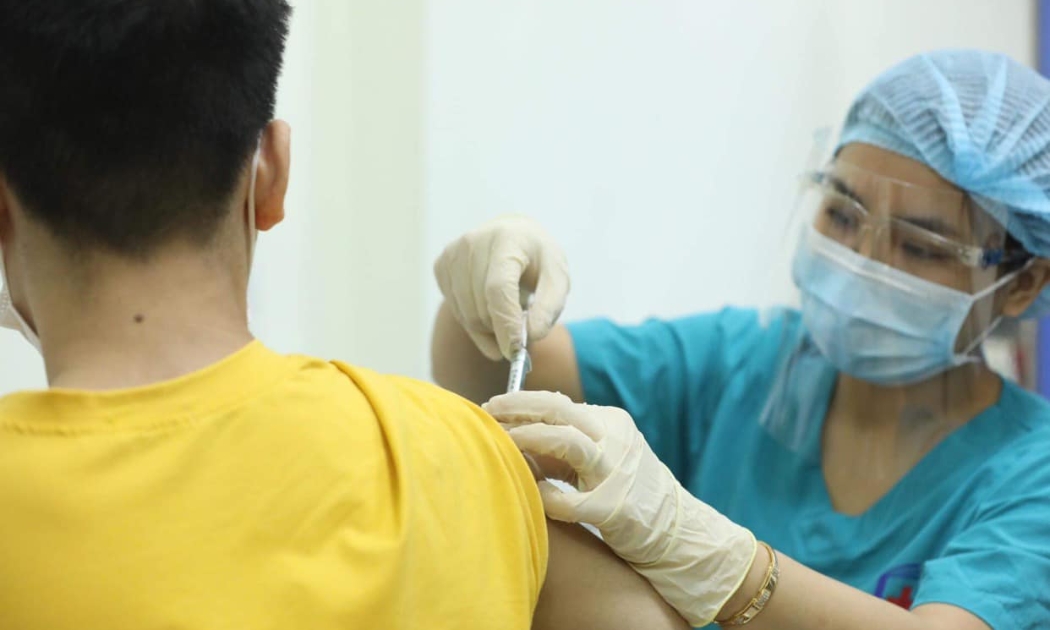 Một tình nguyện viên được tiêm thử nghiệm vaccine ARCT-154.