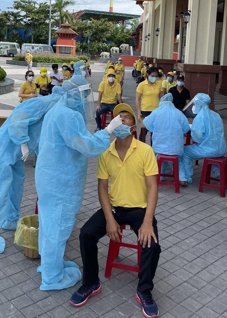 Cán bộ nhân viên Sun Group xét nghiệm Covid-19 trước khi đóng gói quà cho người dân nghèo Đà Nẵng.