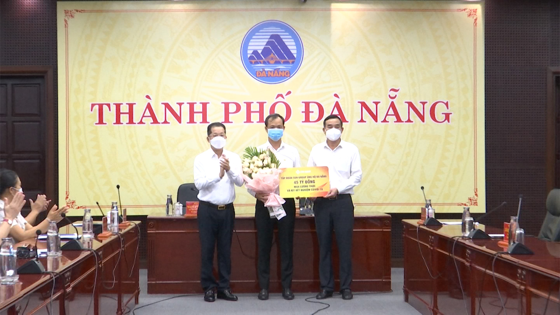 Đại diện lãnh đạo Tập đoàn Sun Group trao gói hỗ trợ 45 tỉ đồng lương thực, kít xét nghiệm cho lãnh đạo thành phố Đà Nẵng.