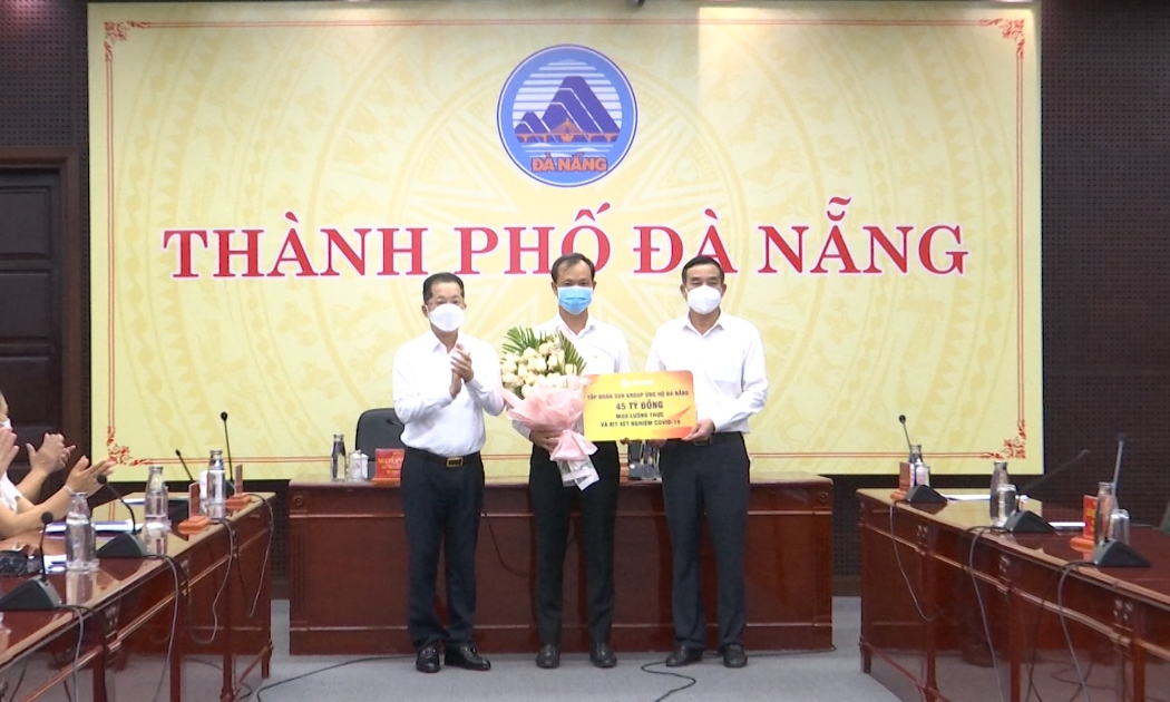 Đại diện lãnh đạo Tập đoàn Sun Group trao gói hỗ trợ 45 tỉ đồng lương thực, kít xét nghiệm cho lãnh đạo thành phố Đà Nẵng.