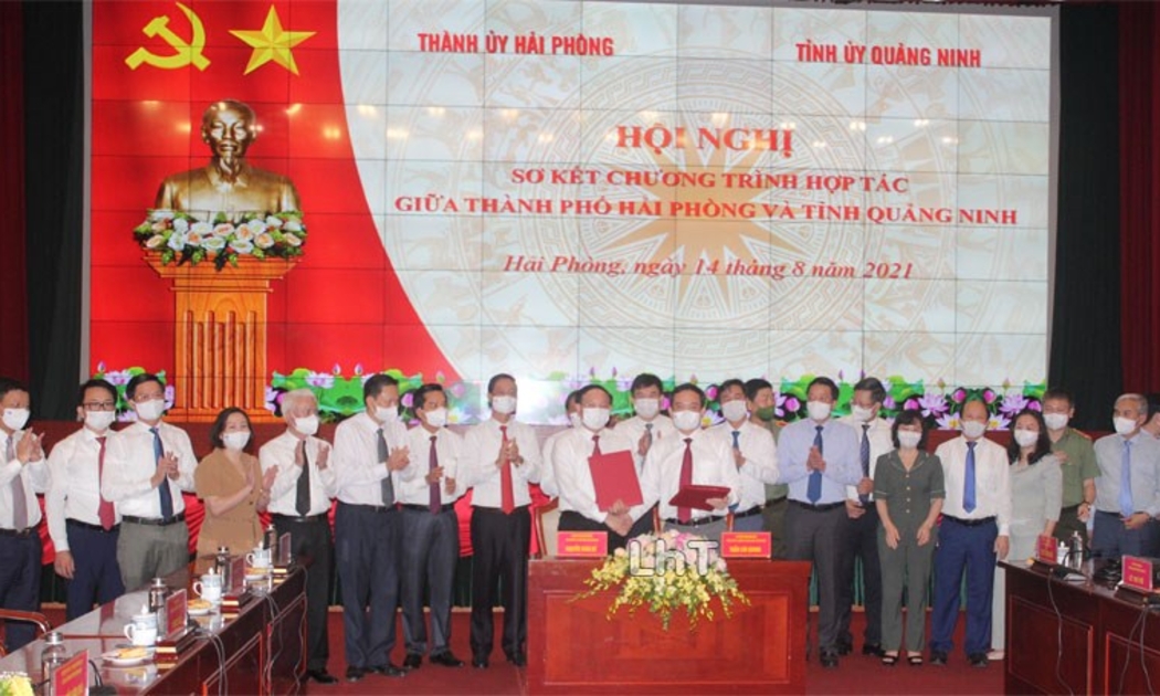 Bí thư Thành ủy Hải Phòng Trần Lưu Quang và Bí thư Tỉnh ủy Quảng Ninh Nguyễn Xuân Ký ký kết chương trình hợp tác