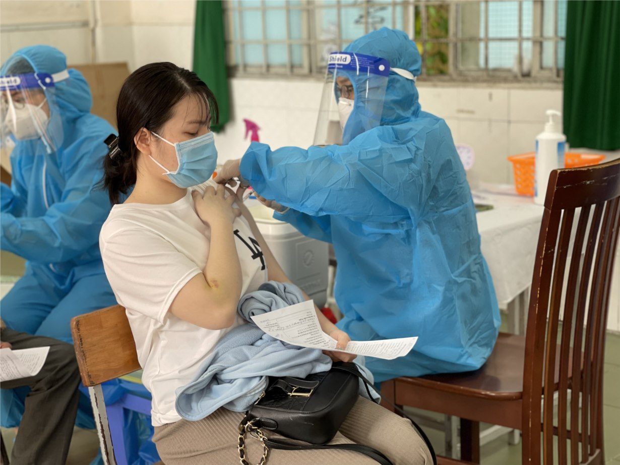 Triển khai nhiều điểm tiêm vaccine để  mở rộng tỷ lệ bao phủ vaccine cho người dân tại TP.HCM