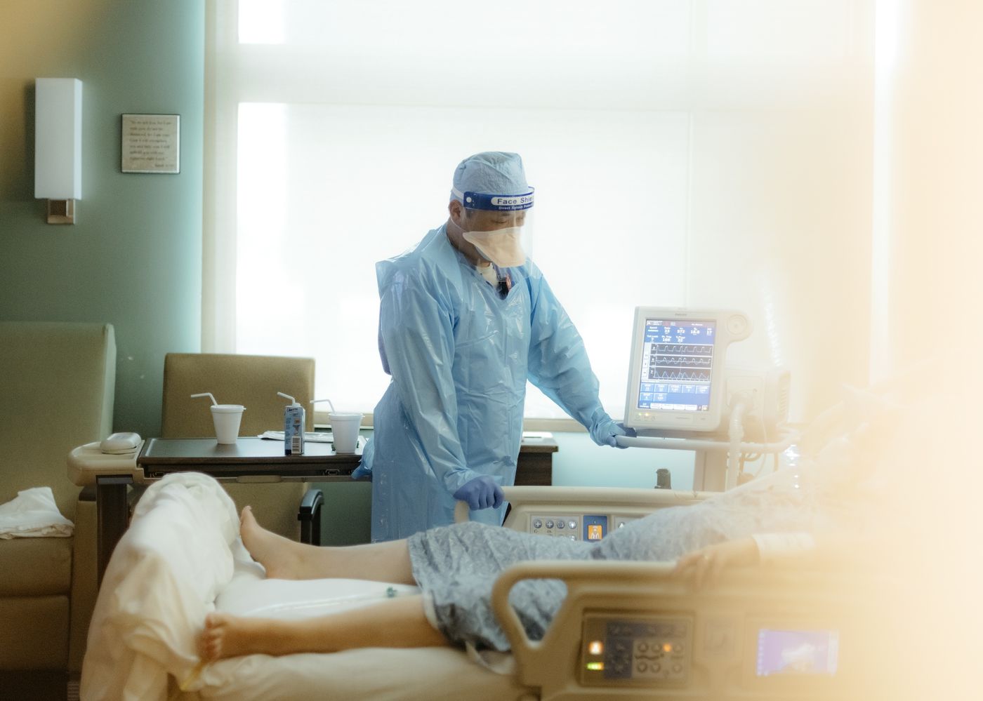 Một y tá đang chăm sóc một bệnh nhân Covid nặng ở Arkansas, Mỹ, tháng 8/2021 - Ảnh: Bloomberg.