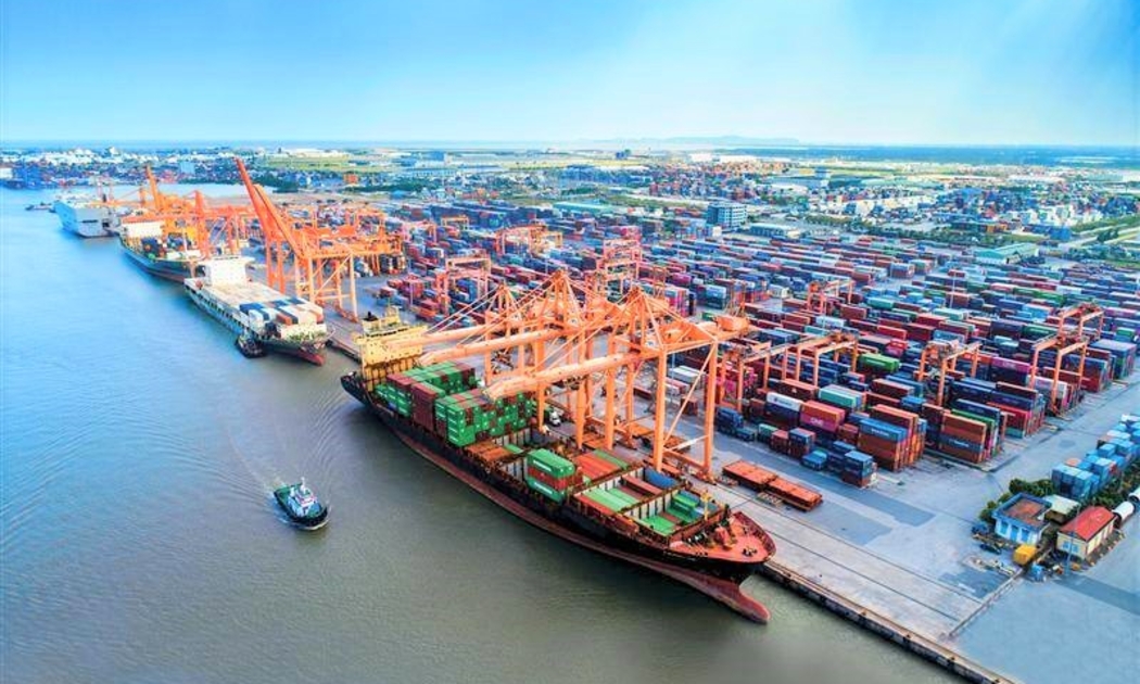 Sẽ bỏ quy định thu khoản phí trên đối với hàng hóa được vận chuyển bằng phương tiện đường thủy nội địa.