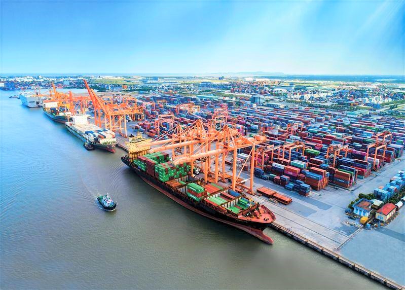 Sẽ bỏ quy định thu khoản phí trên đối với hàng hóa được vận chuyển bằng phương tiện đường thủy nội địa.