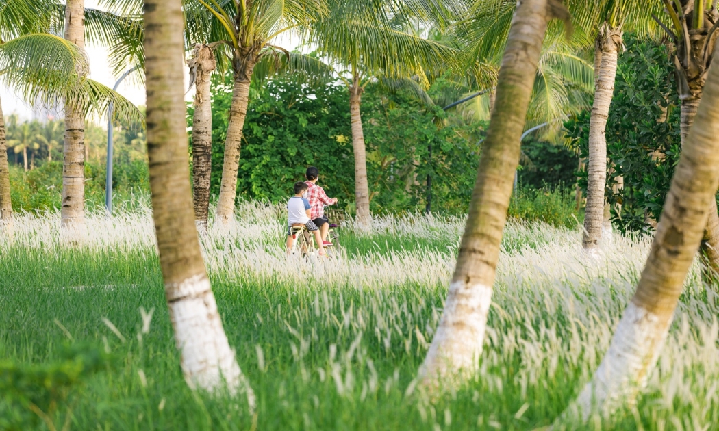 Trẻ con tại Ecopark thường tự đạp xe đi học, không cần cha mẹ đón đưa.