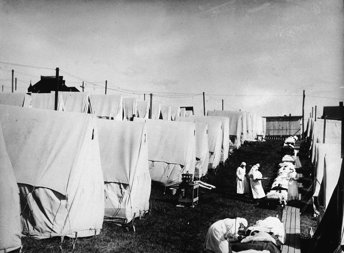 Y tá chăm sóc bệnh nhân trong đại dịch cúm Tây Ban Nha ở Massachusetts, Mỹ, năm 1918 - Ảnh: Getty.