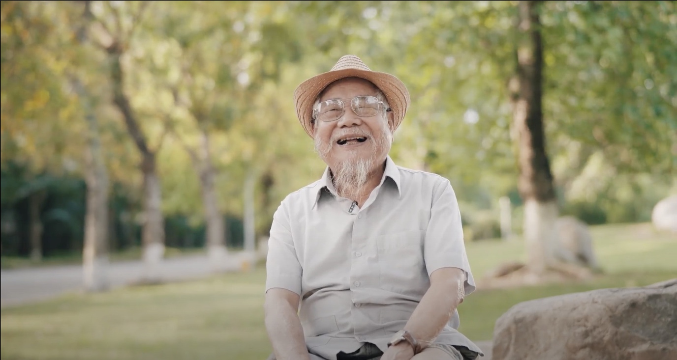 Cụ Thân mãn nguyện khi về Ecopark ở: “ông muốn sống ở nơi đây đến cuối đời”. https://www.youtube.com/watch?v=53ZTncig8L0