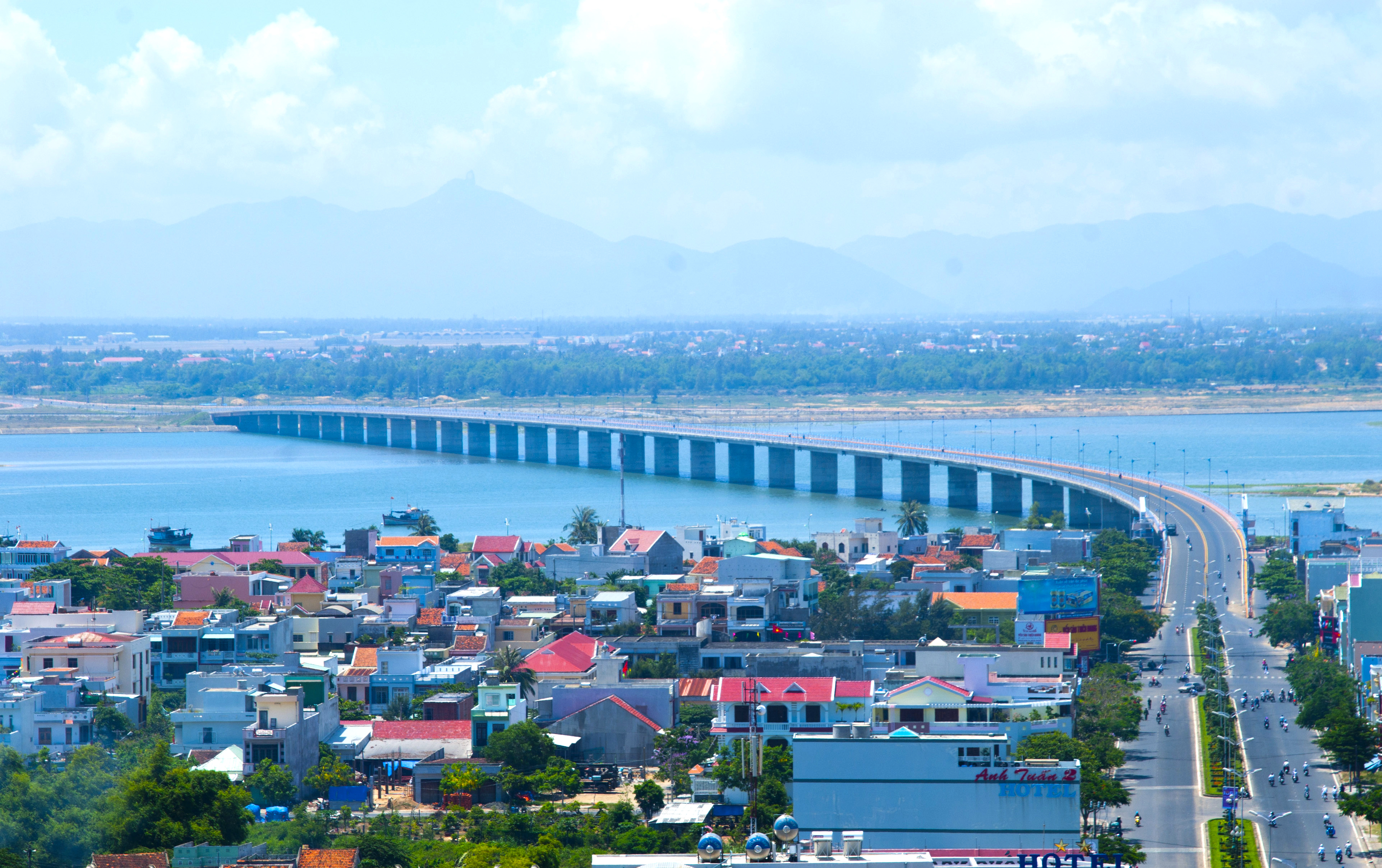 Cầu Hùng Vương bắc qua sông Ba nối TP.Tuy Hoà - Vũng Rô, tỉnh Phú Yên.