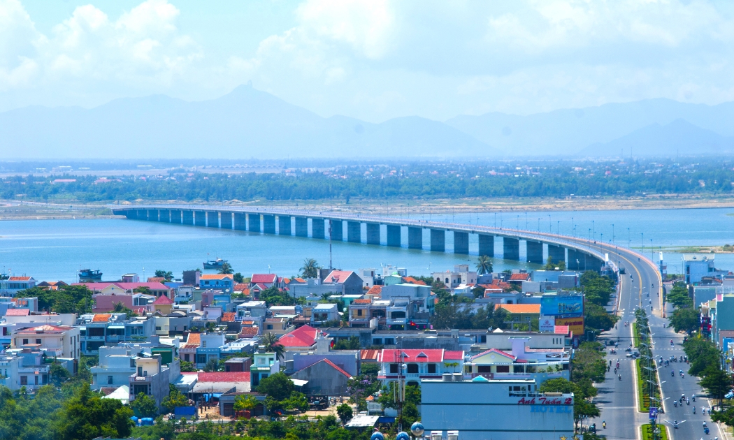 Cầu Hùng Vương bắc qua sông Ba nối TP.Tuy Hoà - Vũng Rô, tỉnh Phú Yên.