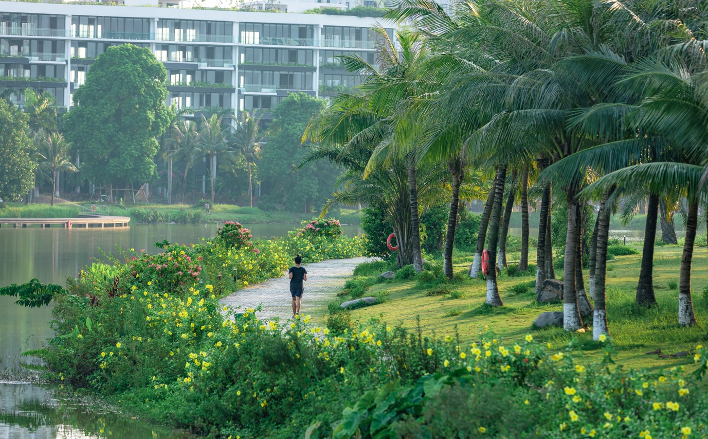 Từ ngày về Ecopark, Mây không còn ngủ nướng, thích chạy ven hồ mỗi sáng.