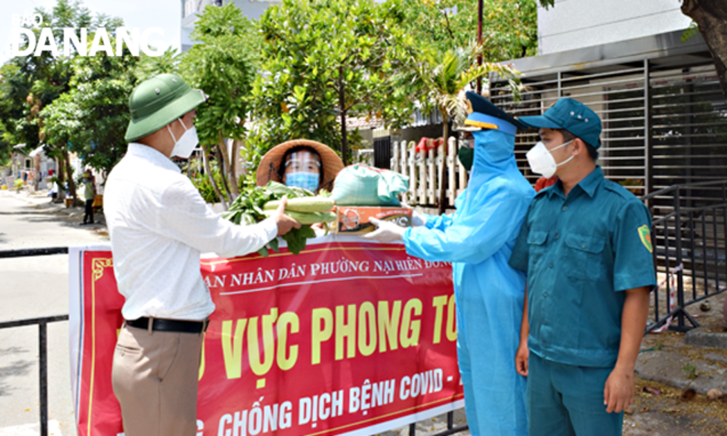 Việc mua hàng được đặt online hoặc đăng ký qua tổ dân phố.