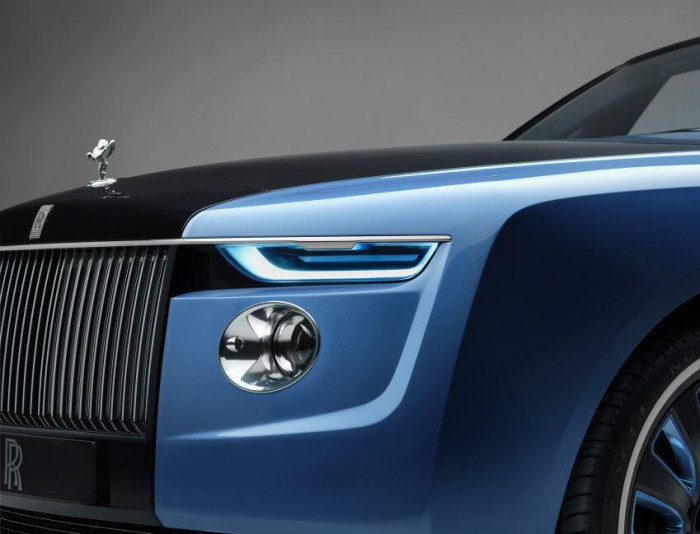 Tất cả chi tiết ở ngoại thất đều được thiết kế lại ho&agrave;n to&agrave;n v&agrave; lấy cảm hứng từ những chiếc du thuyền xa xỉ.