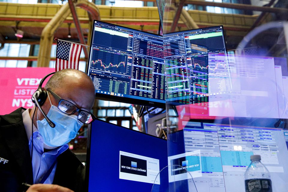 Một nhà giao dịch cổ phiếu trên sàn NYSE ở New York, Mỹ hôm 21/7 - Ảnh: Reuters.