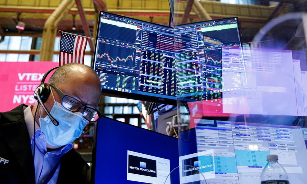 Một nhà giao dịch cổ phiếu trên sàn NYSE ở New York, Mỹ hôm 21/7 - Ảnh: Reuters.