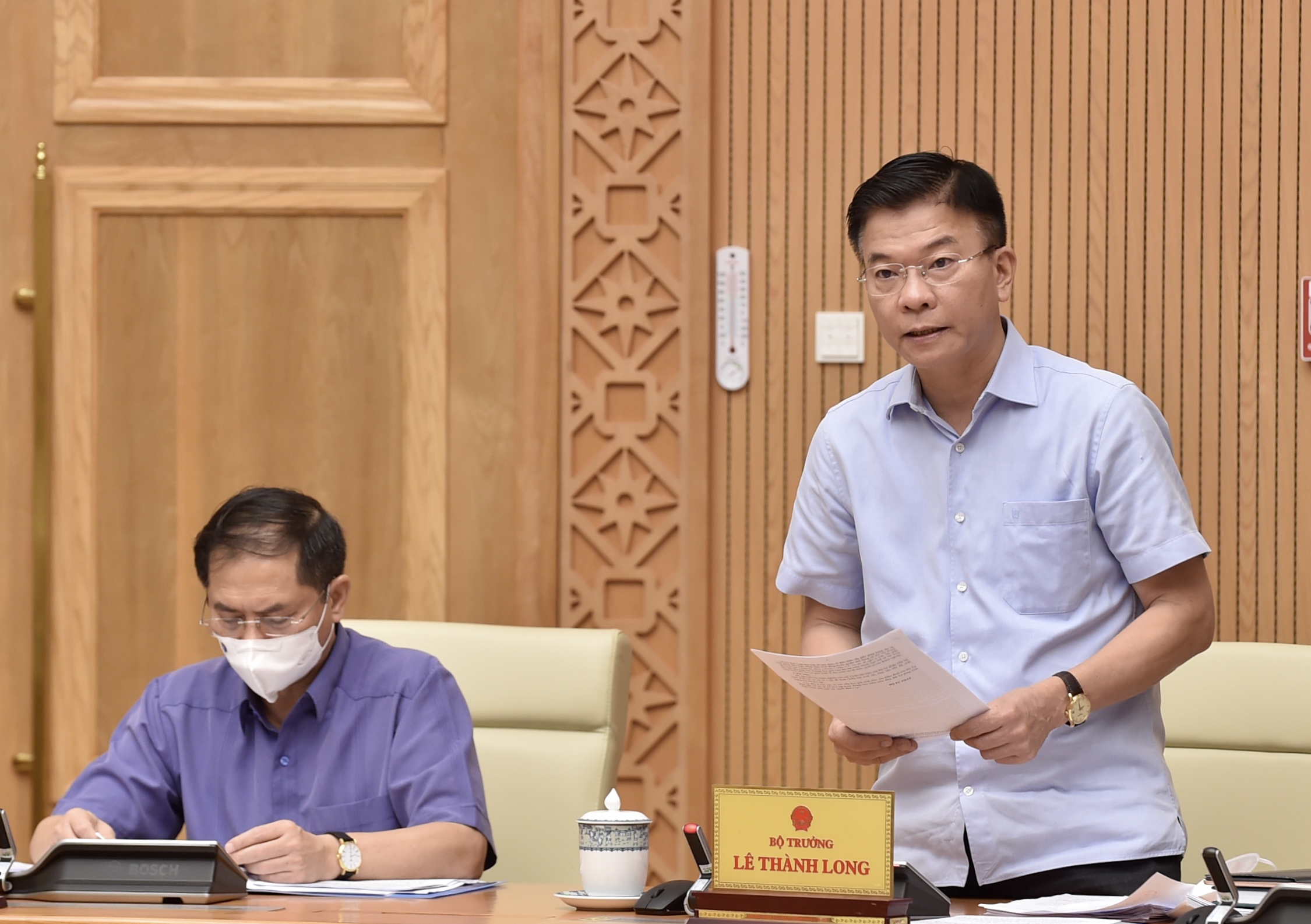 Bộ trưởng Bộ Tư pháp Lê Thành Long trình bày đề nghị xây dựng Luật sửa đổi, bổ sung các luật để tháo gỡ khó khăn cho đầu tư, kinh doanh trong tình hình dịch bệnh Covid-19 - Ảnh: VGP/Nhật Bắc