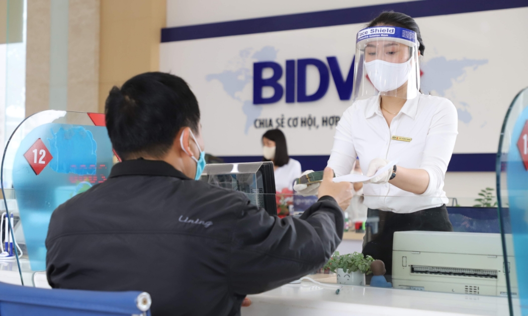 Khách hàng giao dịch tại BIDV.