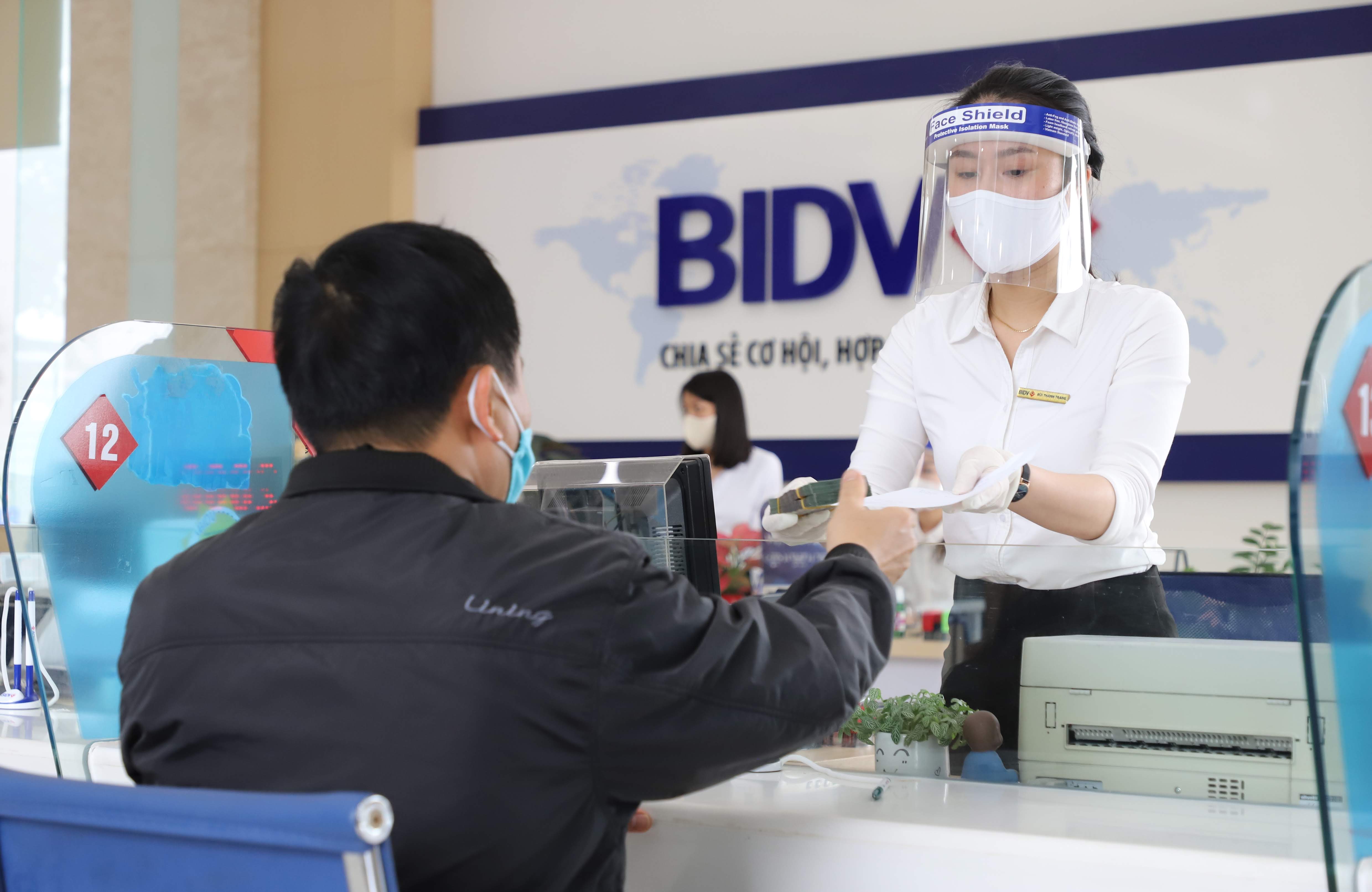 Khách hàng giao dịch tại BIDV.