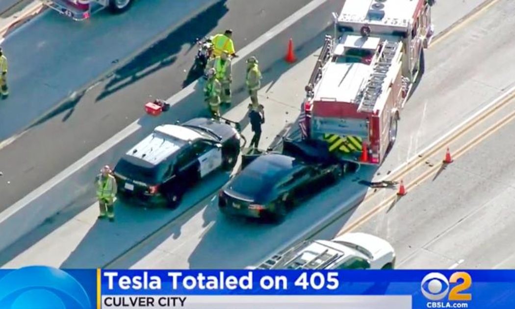 Hiện trường vụ một chiếc Tesla Model S đâm vào một xe cứu hoả trên đường cao tốc Interstate 405 ở California, vào tháng 1/2018 - Ảnh: CNN.