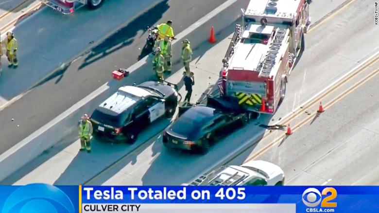 Hiện trường vụ một chiếc Tesla Model S đâm vào một xe cứu hoả trên đường cao tốc Interstate 405 ở California, vào tháng 1/2018 - Ảnh: CNN.