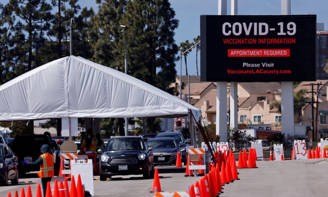 Một điểm tiêm phòng Covid-19 ở bang California, Mỹ, tháng 3/2021 - Ảnh: Reuters.
