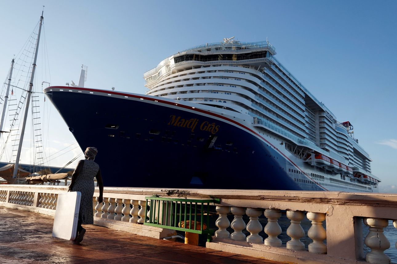 Công ty vận hành tàu du lịch Carnival Corp. hiện nắm giữ khoảng 9 tỷ USD tiền mặt, cao gấp nhiều lần mức 2-2,5 tỷ USD trước đại dịch - Ảnh: Shutterstock