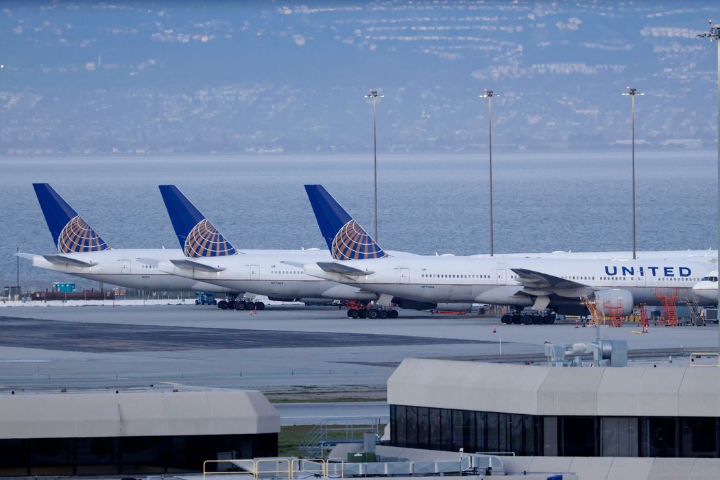 Tới cuối quý 2/2021, United Airlines Holdings nắm giữ 23 tỷ USD tiền mặt, gấp hơn 4 lần so với cùng kỳ năm 2019 - Ảnh: Shutterstock