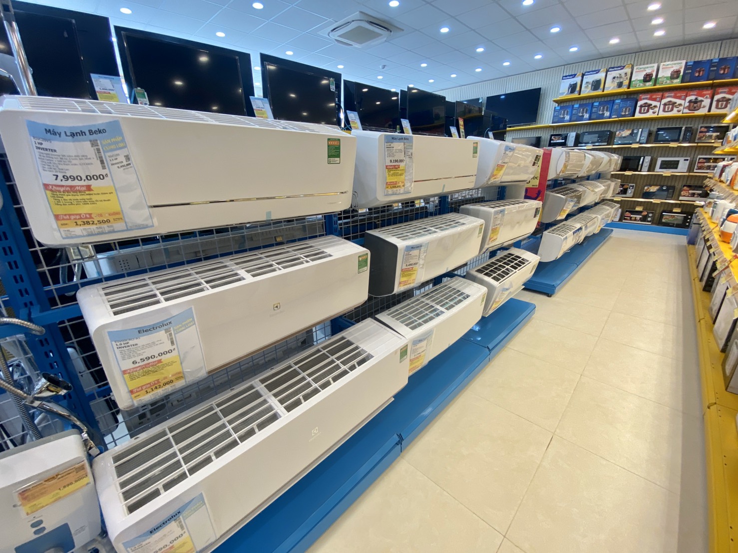 Tình trạng chung tại các doanh nghiệp là bán hàng online gặp khó khăn, trong khi ở những địa phương vẫn được mở bán thì khách vắng vẻ, ế ẩm.