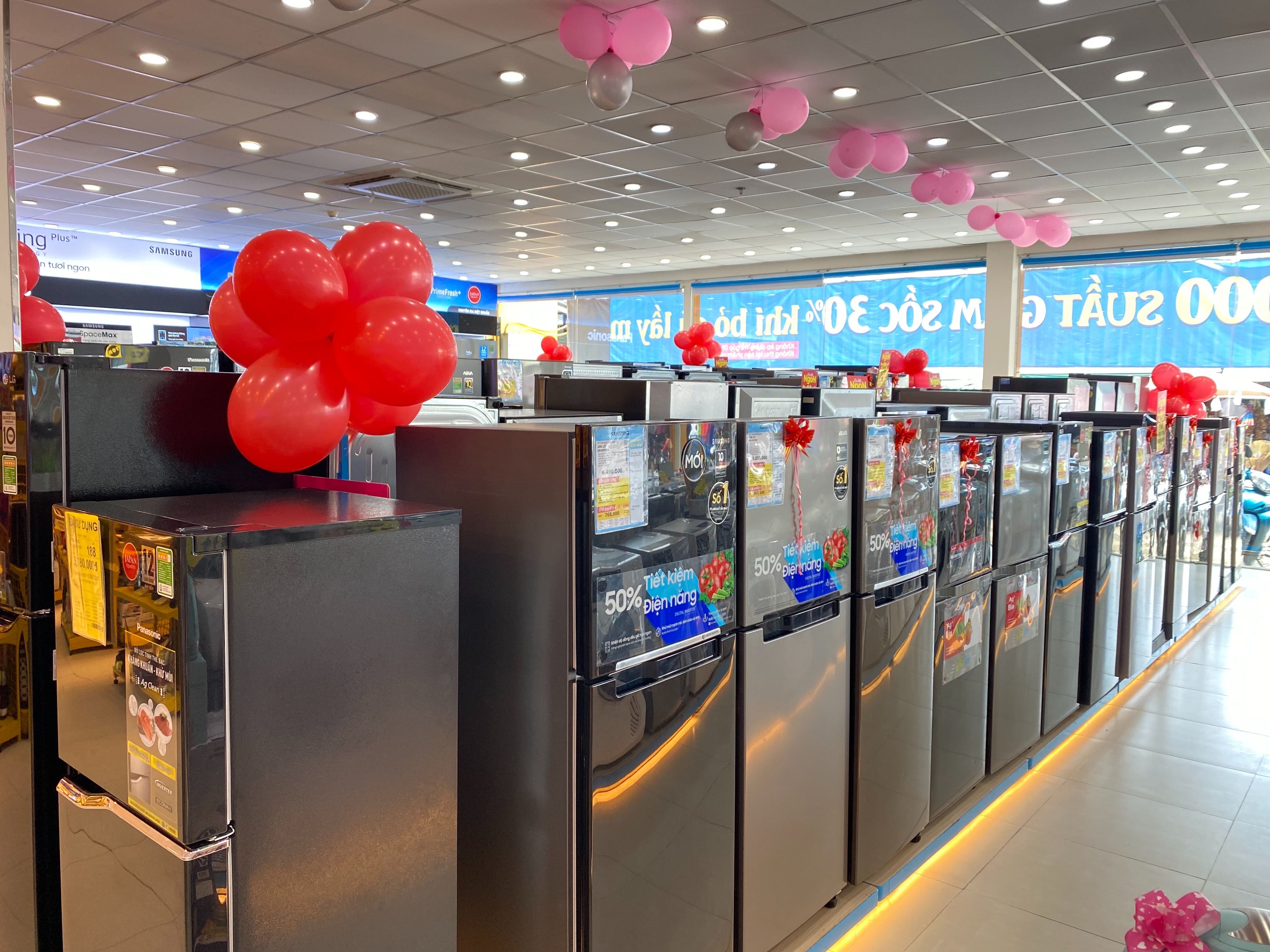 Mặc d&ugrave; nhu cầu mua tủ lạnh, tủ đ&ocirc;ng của kh&aacute;ch h&agrave;ng tăng cao, c&aacute;c cửa h&agrave;ng vẫn kh&oacute; b&aacute;n v&igrave; c&aacute;c quy định về vận chuyển bị siết chặt.