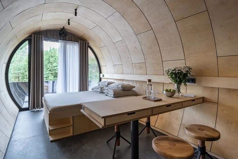 Căn nhà được trang bị đầy đủ tiện nghi, từ giường ngủ đến bếp và nhà tắm, phù hợp với người độc thân hoặc gia đình nhỏ.