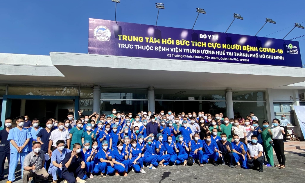 Bộ trưởng Nguyễn Thanh Long và tập thể thầy thuốc Bệnh viện Trung ương Huế được chi viện cho Trung tâm Hồi sức tích cực tại TPHCM.