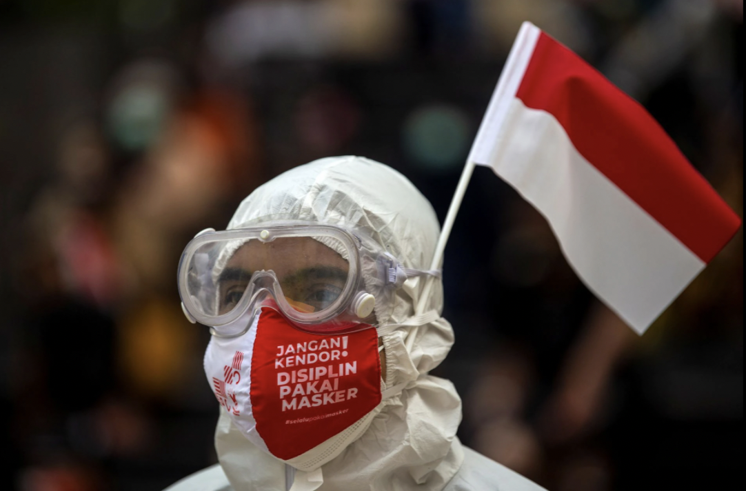 Một nhân viên y tế Indonesia trong trang phục bảo hộ dự lễ kỷ niệm Quốc khánh tại một bệnh viện dã chiến ở Jakarta ngày 17/8 - Ảnh: Reuters.