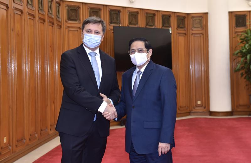Prime Minister Pham Minh Chinh welcomes Polish Ambassador H.E. Wojciech Gerwel.