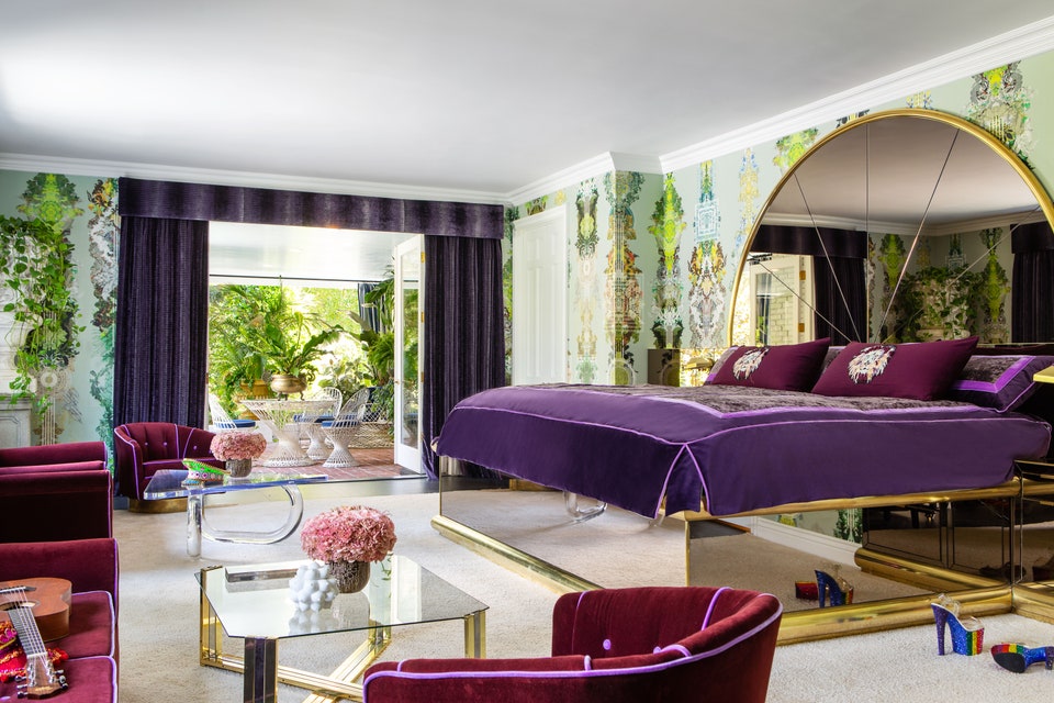 Ph&ograve;ng ngủ với chiếc giường k&iacute;nh rộng lớn m&agrave;u t&iacute;m nổi bật l&agrave; nơi c&ocirc; t&aacute;i tạo năng lượng v&agrave; dưỡng da, bạn cần ngủ s&acirc;u v&agrave; c&oacute; một giấc mơ thật đẹp để tr&agrave;n đầy năng lượng v&agrave;o buổi s&aacute;ng.